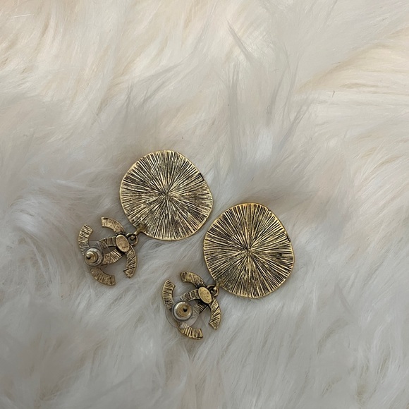 Vintage CHANEL CC rue cam on Paris earrings Gold - Picture 3 of 4